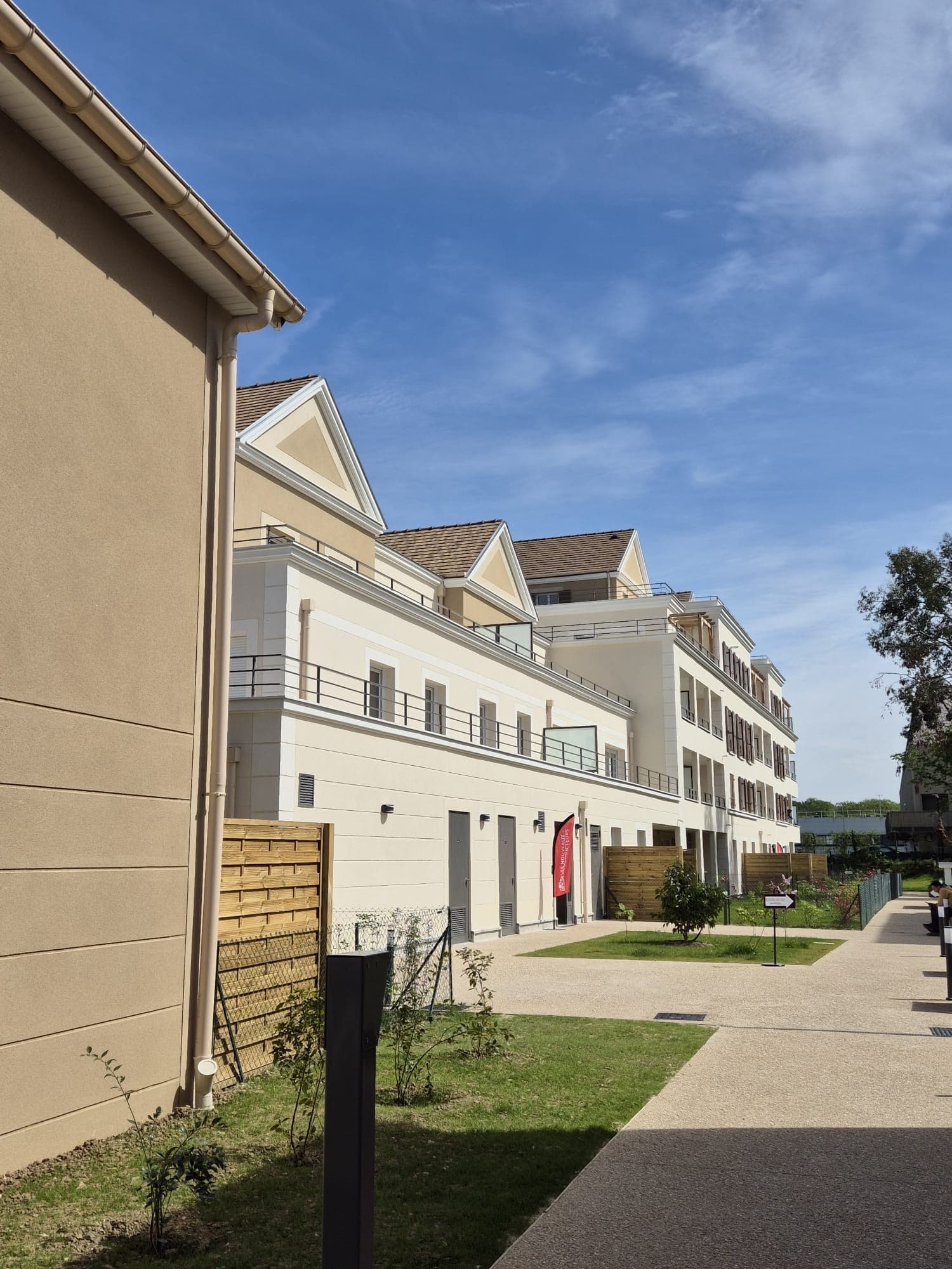 Résidence avec plusieurs bâtiments et espaces communs